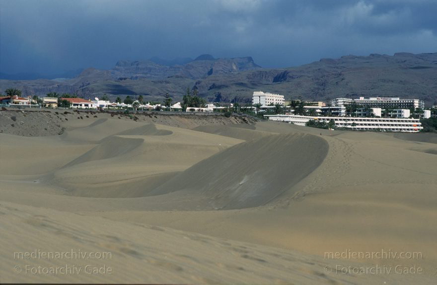 Spanien. Kanarische Inseln. Gran Canaria. Dünen von Maspalomas
Dezember 1996. Spanien. Kanarische Inseln. Islas Canarias. Gran Canaria. Urlaub - Strand - Sonne. Dünen von Maspalomas. Canary Islands. Gran Canaria. Dunes of Maspalomas
Schlüsselwörter: Canary Islands;Dünen;Gran Canaria;Islas Canarias;Kanarische Inseln;Maspalomas;Sonne;Spanien;Strand;1996;Urlaub
