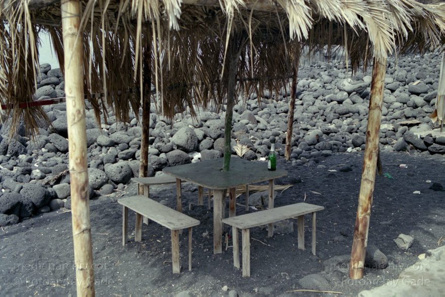 Spanien. Kanarische Inseln. La Palma. Sitzgruppe.
März 1990. Spanien. Kanarische Inseln. La Palma. Palmendach mit Tisch und Bank.  Sitzgruppe./ Islas Canarias. Isla de La Palma. Canary Islands Spain.
Schlüsselwörter: Bank;Islas Canarias;Kanarische Inseln;La Palma;Palmendach;Spanien;1990;Tische