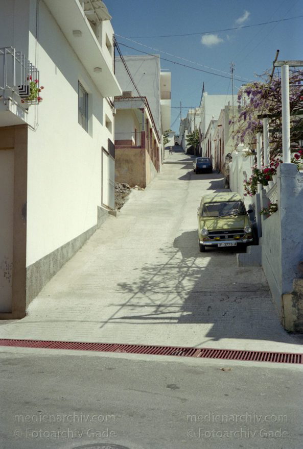 Spanien. Kanarische Inseln. La Palma.
März 1990. Spanien. Kanarische Inseln. La Palma. Steile Straße in einer Ortschaft. Islas Canarias. Isla de La Palma. Canary Islands Spain.
Schlüsselwörter: Islas Canarias;Kanarische Inseln;La Palma;1990;Spanien