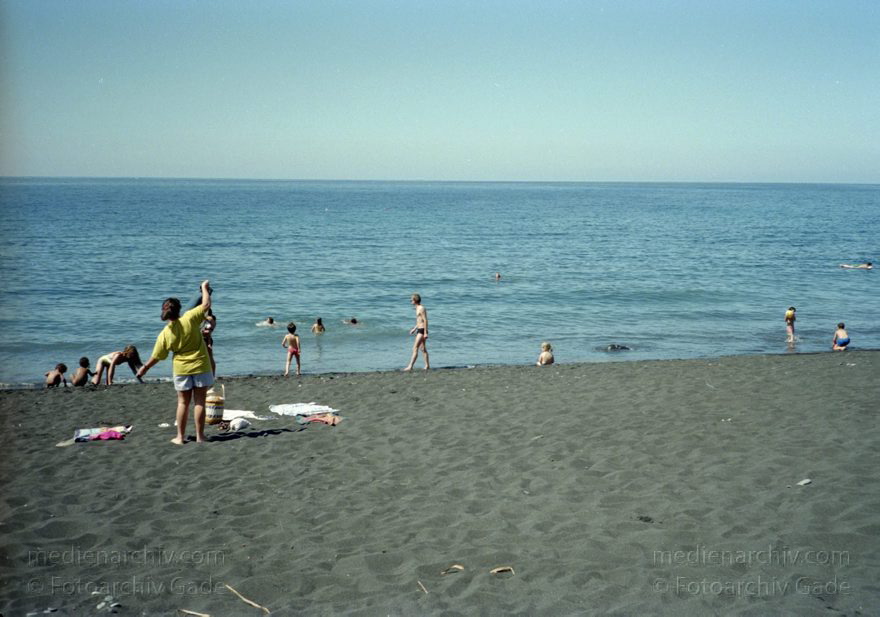Spanien. Kanarische Inseln. La Palma. Strand und Meer
März 1990. Spanien. Kanarische Inseln. La Palma. Meer. Strand. Baden. Sonnen. Urlauber. Atlantik. Islas Canarias. Isla de La Palma. Canary Islands Spain.
Schlüsselwörter: Islas Canarias;Kanarische Inseln;La Palma;Meer;Spanien;1990;Strand