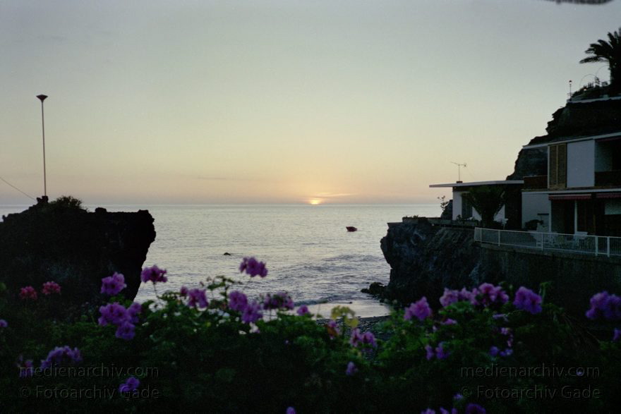 Spanien. Kanarische Inseln. La Palma. Sonnenuntergang in Puerto Naos.
März 1990. Spanien. Kanarische Inseln. La Palma. Puerto Naos. Meer. Sonnenuntergang. Atlantik. Küste. Islas Canarias. Isla de La Palma. Canary Islands Spain.
Schlüsselwörter: Atlantik;Islas Canarias;Kanarische Inseln;La Palma;Meer;Puerto Naos;Sonneuntergang;1990;Spanien