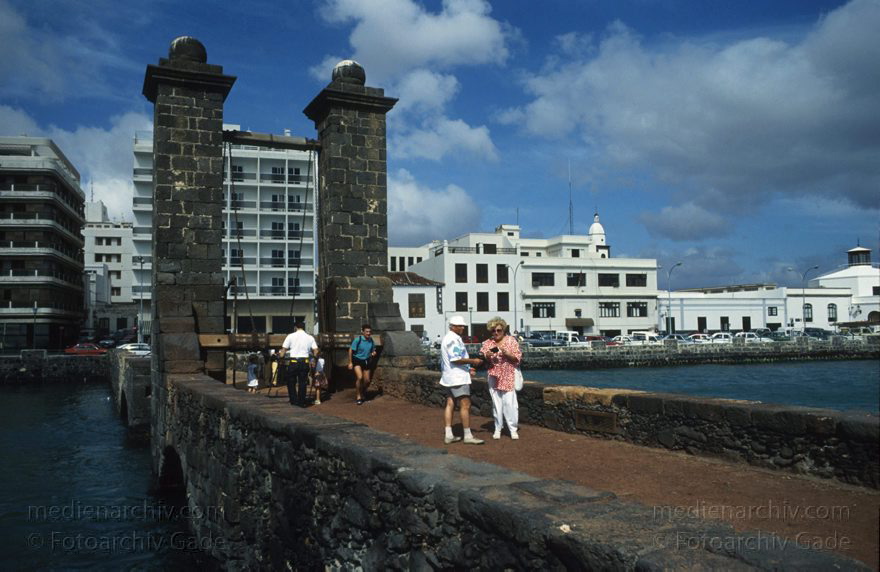 Lanzarote. Arrecife
1993. Spanien. Kanarische Inseln. Lanzarote. Arrecife - Spain. Canary Islands - Festung mit Kanonen Geschützen
Schlüsselwörter: 1993;Arrecife;canarias;Canary Islands;Kanarische Inseln;Lanzarote;Spain;Spanien