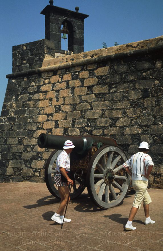 Lanzarote. Arrecife
1993. Spanien. Kanarische Inseln. Lanzarote. Arrecife - Spain. Canary Islands - Festung mit Kanonen Geschützen
Schlüsselwörter: 1993;Arrecife;Burg;canarias;Canary Islands;Festung;Geschütze;Kanarische Inseln;Kanone;Kanonen;Lanzarote;Spain;Spanien