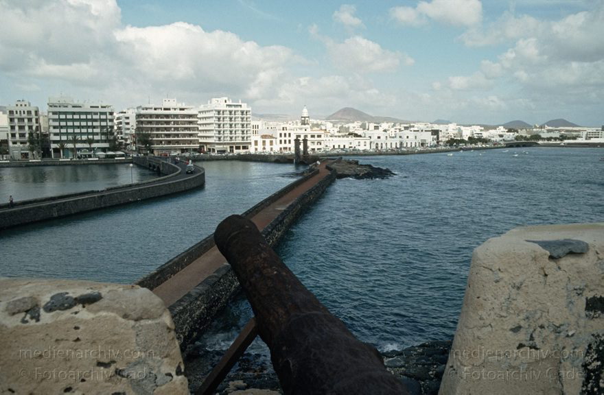 Lanzarote. Arrecife
1993. Spanien. Kanarische Inseln. Lanzarote. Arrecife - Spain. Canary Islands - Festung mit Kanonen Geschützen
Schlüsselwörter: 1993;Arrecife;canarias;Canary Islands;Festung;Geschütze;Kanarische Inseln;Kanonen;Lanzarote;Spain;Spanien