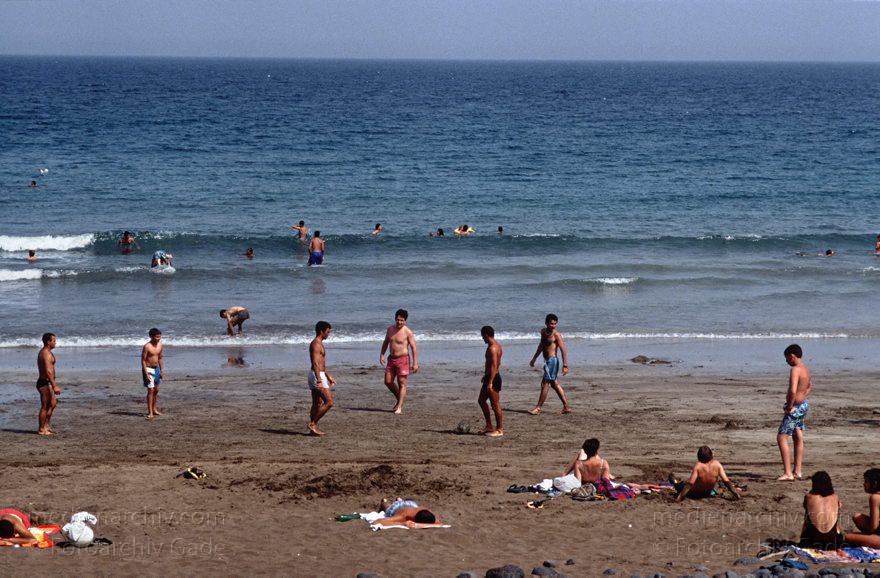 Lanzarote. Arrieta. Küste. Meer. Am Strand. Schwimmen. Sonnen
Juni 1994. Spanien. Kanarische Inseln. Lanzarote. Arrieta - Spain. Canary Islands - Küste. Meer. Atlantik. Meer. Am Strand. Schwimmen. Sonnen
Schlüsselwörter: 1994;Arrieta;Atlantik;Baden;canarias;Canary Islands;Kanarische Inseln;Küste;Lanzarote;Meer;Sonnen;Spain;Spanien;Strand