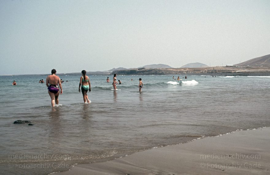 Lanzarote. Arrieta. Küste. Meer. Am Strand. Schwimmen. Sonnen
Juni 1994. Spanien. Kanarische Inseln. Lanzarote. Arrieta - Spain. Canary Islands - Küste. Meer. Atlantik. Meer. Am Strand. Schwimmen. Sonnen
Schlüsselwörter: 1994;Arrieta;Atlantik;Baden;canarias;Canary Islands;Kanarische Inseln;Küste;Lanzarote;Meer;Sonnen;Spain;Spanien;Strand