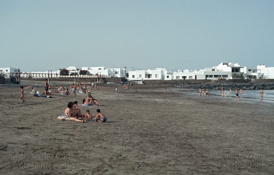 Lanzarote. Arrieta. Küste. Meer. Am Strand. Schwimmen. Sonnen
Juni 1994. Spanien. Kanarische Inseln. Lanzarote. Arrieta - Spain. Canary Islands - Küste. Meer. Atlantik. Meer. Am Strand. Schwimmen. Sonnen
Schlüsselwörter: 1994;Arrieta;Atlantik;Baden;canarias;Canary Islands;Kanarische Inseln;Küste;Lanzarote;Meer;Sonnen;Spain;Spanien;Strand
