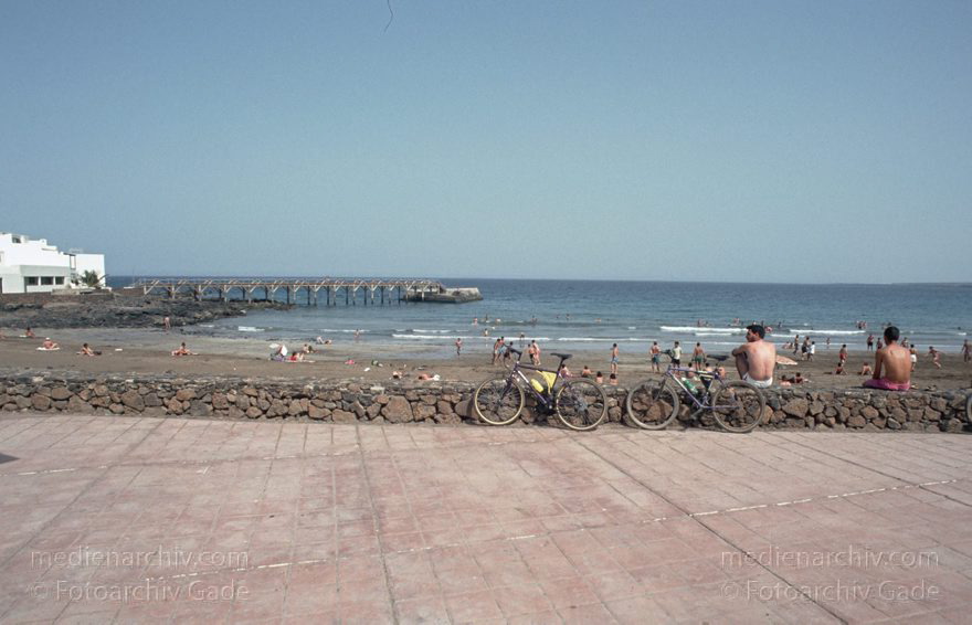 Lanzarote. Arrieta. Küste. Meer. Am Strand. Schwimmen. Sonnen
Juni 1994. Spanien. Kanarische Inseln. Lanzarote. Arrieta - Spain. Canary Islands - Küste. Meer. Atlantik. Meer. Am Strand. Schwimmen. Sonnen
Schlüsselwörter: 1994;Arrieta;Atlantik;Baden;canarias;Canary Islands;Kanarische Inseln;Küste;Lanzarote;Meer;Sonnen;Spain;Spanien;Strand