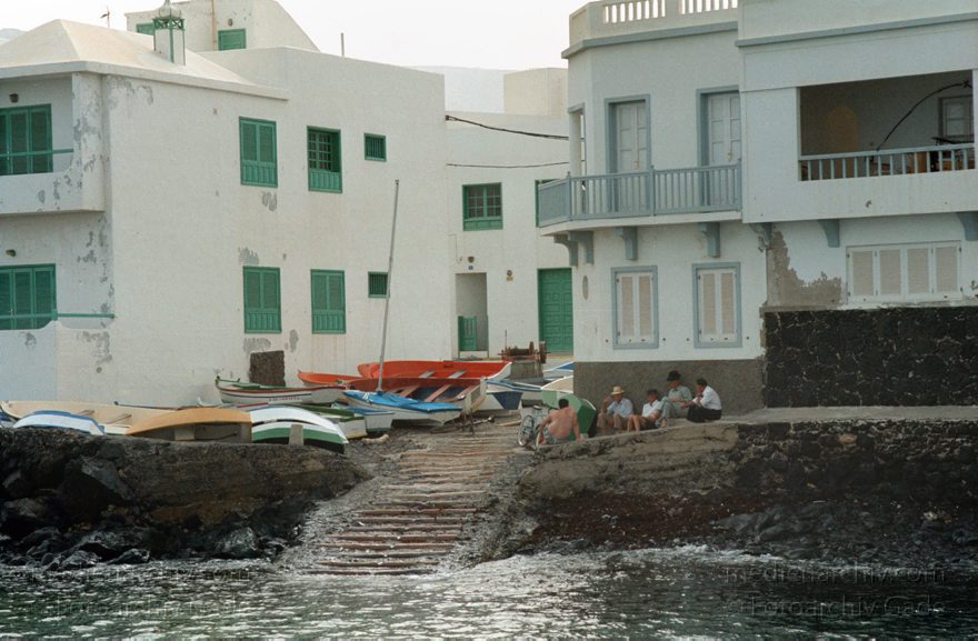 12. 7. Lanzarote. Arrieta
12. 7. 1994. Lanzarote. Kanarische Inseln. Spanien. Arrieta - Spain. Canary Islands - Espana. Islas Canarias
Schlüsselwörter: 1994;Arrieta;Canary Islands;Fischerdorf;Islas Canarias;Kanarische Inseln;Lanzarote;Spain;Spanien