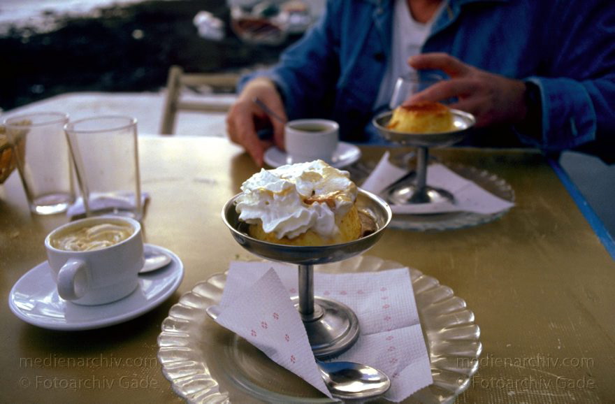 Lanzarote. Arrieta. Restaurant Miguel. Nachtisch - Flan. Cafe con leche und ein Brandy
November 1994. Spanien. Kanarische Inseln. Lanzarote. Arrieta -  Restaurant Miguel - Beliebtes Restaurant mit vielen Fischgerichten.  Nachtisch - Flan, Cafe con leche und ein Brandy
Schlüsselwörter: 1994;Arrieta;Atlantik;canarias;Canary Islands;Essen;Flan;Kanarische Inseln;Lanzarote;Restaurant;Spain;Spanien;Speisen