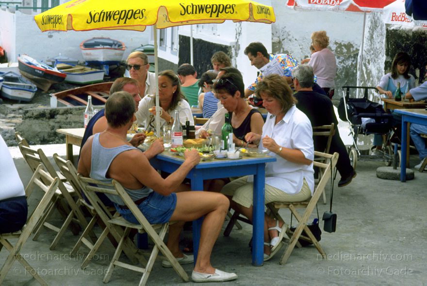 Lanzarote. Arrieta. Restaurant Miguel. Essen
November 1994. Spanien. Kanarische Inseln. Lanzarote. Arrieta -  Restaurant Miguel - Beliebtes Restaurant mit vielen Fischgerichten.
Schlüsselwörter: 1994;Arrieta;Atlantik;canarias;Canary Islands;Essen;Kanarische Inseln;Lanzarote;Restaurant;Spain;Spanien