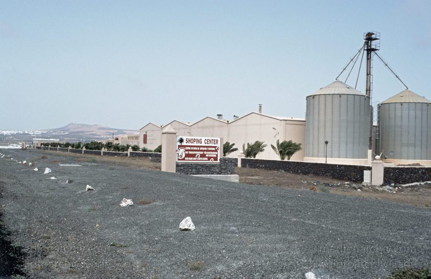 Lanzarote. Landwirtschaftliche Cooperativa an der Calle Jose Betancort zwischen Mozaga und Teguise
April 1994. Spanien. Kanarische Inseln. Lanzarote. Arrieta -  Landwirtschaftliche Cooperativa an der Calle Jose Betancort zwischen Mozaga und Teguise
Schlüsselwörter: 1994;Cooperativa;Kanarische Inseln;Lanzarote;Spain;Spanien