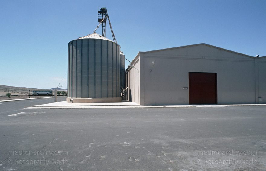 Lanzarote. Landwirtschaftliche Cooperativa an der Calle Jose Betancort zwischen Mozaga und Teguise
April 1994. Spanien. Kanarische Inseln. Lanzarote. Arrieta -  Landwirtschaftliche Cooperativa an der Calle Jose Betancort zwischen Mozaga und Teguise
Schlüsselwörter: 1994;Cooperativa;Kanarische Inseln;Lanzarote;Spain;Spanien