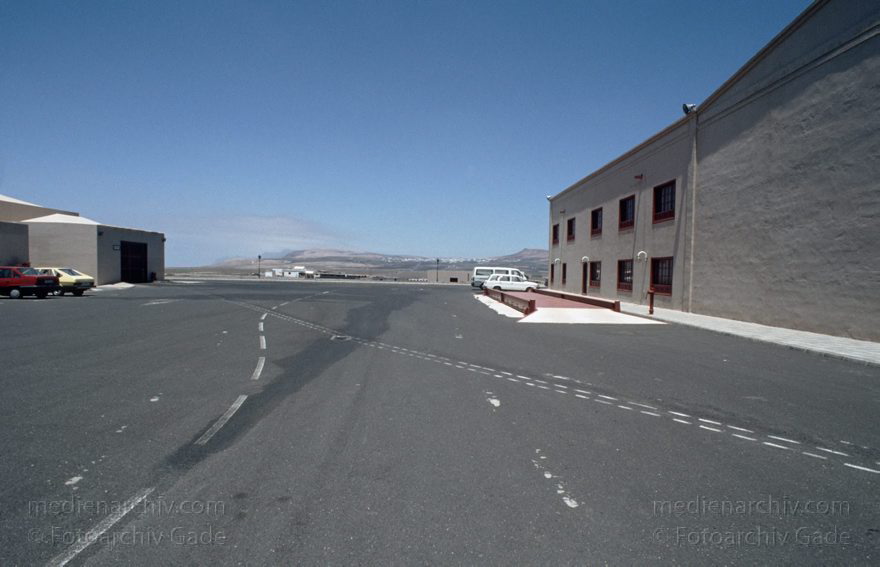 Lanzarote. Landwirtschaftliche Cooperativa an der Calle Jose Betancort zwischen Mozaga und Teguise
April 1994. Spanien. Kanarische Inseln. Lanzarote. Arrieta -  Landwirtschaftliche Cooperativa an der Calle Jose Betancort zwischen Mozaga und Teguise
Schlüsselwörter: 1994;Cooperativa;Kanarische Inseln;Lanzarote;Spain;Spanien