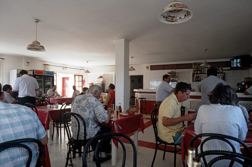 Lanzarote. Landwirtschaftliche Cooperativa an der Calle Jose Betancort zwischen Mozaga und Teguise. Restaurant
November 1994. Spanien. Kanarische Inseln. Lanzarote. Arrieta -  Landwirtschaftliche Cooperativa an der Calle Jose Betancort zwischen Mozaga und Teguise. Im Restaurant
Schlüsselwörter: 1994;Cooperativa;Kanarische Inseln;Lanzarote;Restaurant;Spain;Spanien