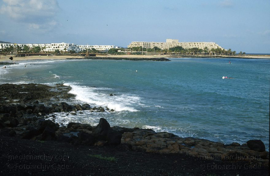 Lanzarote. Costa Teguise
1994. Spanien. Kanarische Inseln. Lanzarote. Costa Teguise
Schlüsselwörter: 1994;Atlantik;canarias;Canary Islands;Costa Teguise;Kanarische Inseln;Küste;Lanzarote;Meer;Spain;Spanien