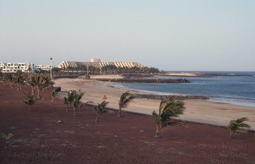 Lanzarote. Costa Teguise. Strand. Meer. Atlantik
1994. Spanien. Kanarische Inseln. Lanzarote. Costa Teguise. Strand. Meer. Atlantik
Schlüsselwörter: 1994;Atlantik;canarias;Canary Islands;Costa Teguise;Kanarische Inseln;Küste;Lanzarote;Meer;Spain;Spanien