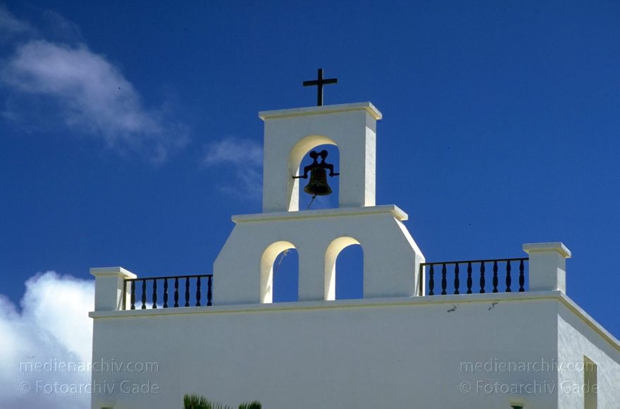 April Lanzarote. Kirche
April 1995. Spanien. Kanarische Inseln. Lanzarote. Kirche
Schlüsselwörter: 1995;Canary Islands;Espana;Islas Canarias;Kanarische Inseln;Kirche;Lanzarote;Spain;Spanien
