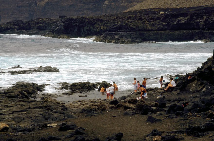 1995. Spanien.  Kanarische Inseln. Lanzarote. Kleiner Ort fern vom Tourismus. Hier erholen sich die Einheimischen
April 1995. Spanien.  Kanarische Inseln. Lanzarote. Kleiner Ort fern vom Tourismus. Hier erholen sich die Einheimischen
Schlüsselwörter: 1995;Baden;Canary Islands;Espana;Islas Canarias;Kanarische Inseln;Lanzarote;Meer;Spain;Spanien