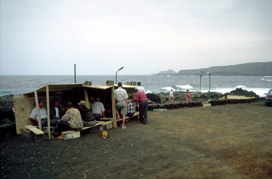 1995. Spanien.  Kanarische Inseln. Lanzarote. Kleiner Ort fern vom Tourismus. Hier erholen sich die Einheimischen
April 1995. Spanien.  Kanarische Inseln. Lanzarote. Kleiner Ort fern vom Tourismus. Hier erholen sich die Einheimischen
Schlüsselwörter: 1995;Canary Islands;Espana;Islas Canarias;Kanarische Inseln;Lanzarote;Meer;Männer;Spain;Spanien
