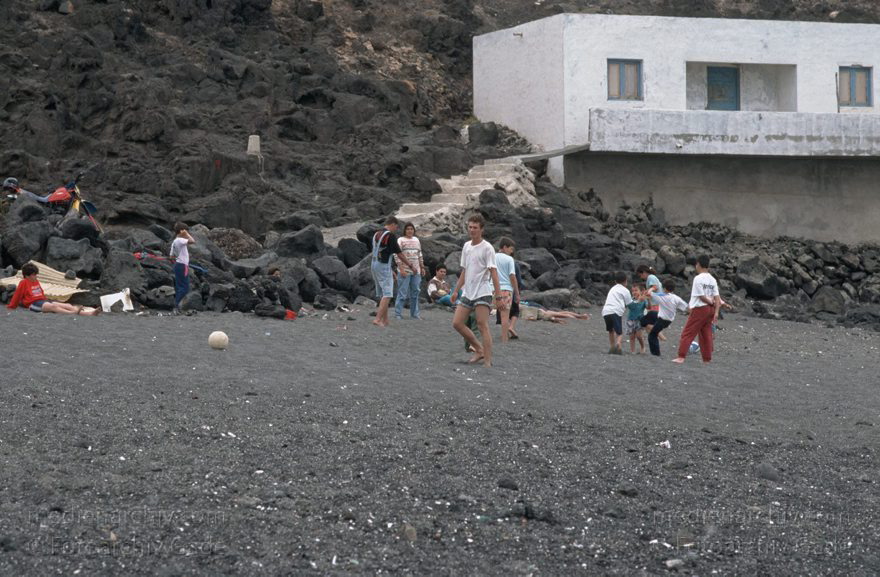 Lanzarote. Kleiner Ort fern vom Tourismus. Hier erholen sich die Einheimischen an der felsigen Küste
November 1995. Spanien. Kanarische Inseln. Lanzarote. Kleiner Ort fern vom Tourismus. Hier erholen sich die Einheimischen an der felsigen Küste
Schlüsselwörter: 1995;canarias;Canary Islands;Kanarische Inseln;Lanzarote;Spain;Spanien