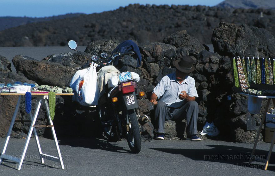 Spanien Kanarische Inseln. Lanzarote. Einheimischer Souvernirhändler
Dezember 1996. Spanien Kanarische Inseln. Lanzarote. Einheimischer Souvernirhändler
Schlüsselwörter: 1996;Canary Islands;Espana;Händler;Islas Canarias;Kanarische Inseln;Lanzarote;Souvenirs;Spain;Spanien