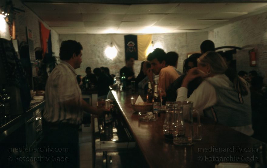 Lanzarote. Kneipe in Conil
Dezember 1996. Spanien. Kanarische Inseln. Lanzarote. Kneipe in Conil. Bar. Tresen
Schlüsselwörter: 1996;Bar;Canary Islands;Conil;Espana;Islas Canarias;Kanarische Inseln;Kneipe;Lanzarote;Spain;Spanien;Tresen