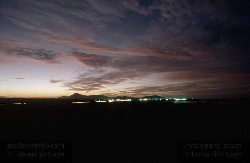 Lanzarote. Famara. Sonnenuntergang. Blick von La Caleta landeinwärts
November 1994. Spanien. Kanarische Inseln. Lanzarote. Famara. Abend. Sonneuntergang. Blick von La Caleta landeinwärts
Schlüsselwörter: 1994;Abend;Canary Islands;Espana;Famara;Islas Canarias;Kanarische Inseln;La Caleta;Lanzarote;Sonnenuntergang;Spain;Spanien