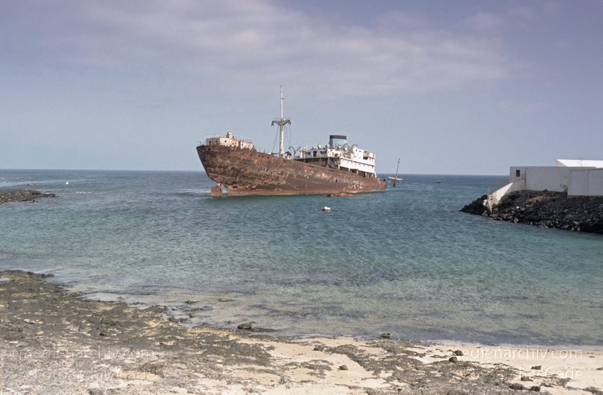 Lanzarote. Schiff. Wrack am Strand. Atlantik
Juli 1994. Spanien. Kanarische Inseln. Lanzarote. Schiff. Wrack am Strand. Atlantik. Meer
Schlüsselwörter: 1994;Atlantik;canarias;Canary Islands;Kanarische Inseln;Lanzarote;Meer;Schiffe;Spain;Spanien;Strand;Wrack