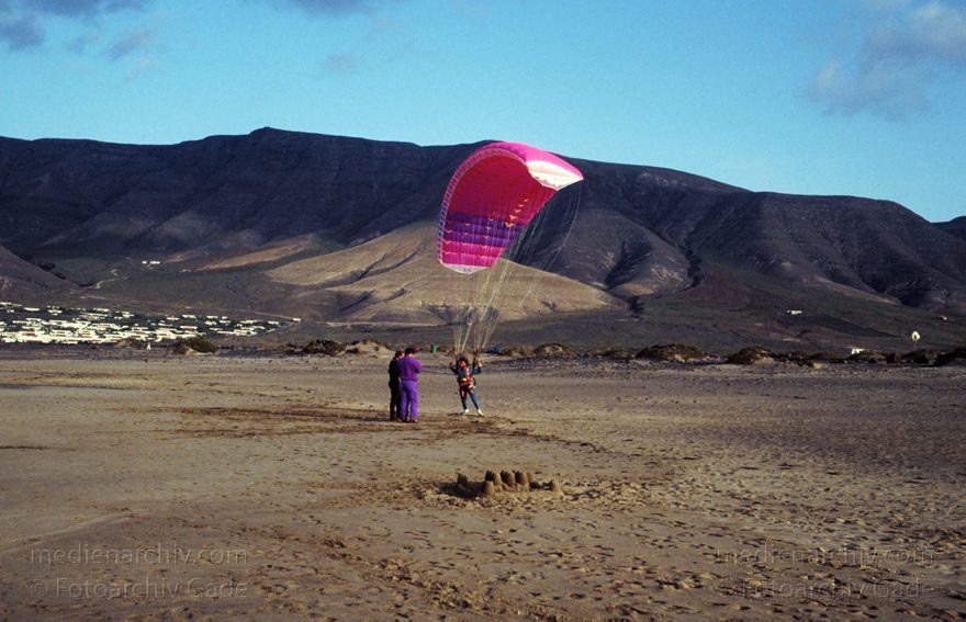 Lanzarote.  Farmara. Windglider Drachenflieger
Dezember 1996. Spanien. Kanarische Inseln. Lanzarote.  Farmara. Windglider Drachenflieger am Strand
Schlüsselwörter: 1996;canarias;Canary Islands;Drachenflieger;Farmara;Kanarische Inseln;Lanzarote;Spain;Spanien;Strand;Windglider