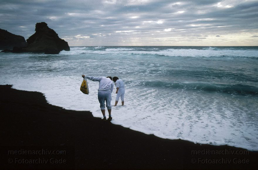 Lanzarote. Famara. El Golfo
1991. Spanien. Kanarische Inseln. Lanzarote. Famara. El Golfo. Meer. Küste. Atlantik
Schlüsselwörter: 1991;Atlantik;Canary Islands;El Golfo;Espana;Famara;Islas Canarias;Kanarische Inseln;Küste;Lagune;Lanzarote;Meer;Spain;Spanien