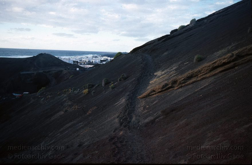 Lanzarote. Famara. El Golfo
1991. Spanien. Kanarische Inseln. Lanzarote. Famara. El Golfo
Schlüsselwörter: 1991;Canary Islands;El Golfo;Espana;Famara;Islas Canarias;Kanarische Inseln;Lagune;Lanzarote;Spain;Spanien