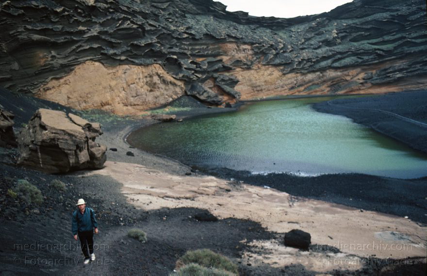 Lanzarote. Famara. El Golfo. Grüne Lagune
1991. Spanien. Kanarische Inseln. Lanzarote. Famara. El Golfo. Grüne Lagune. Thomas Gade
Schlüsselwörter: 1991;Canary Islands;El Golfo;Espana;Famara;Gade, Thomas;Islas Canarias;Kanarische Inseln;Lagune;Lanzarote;Spain;Spanien