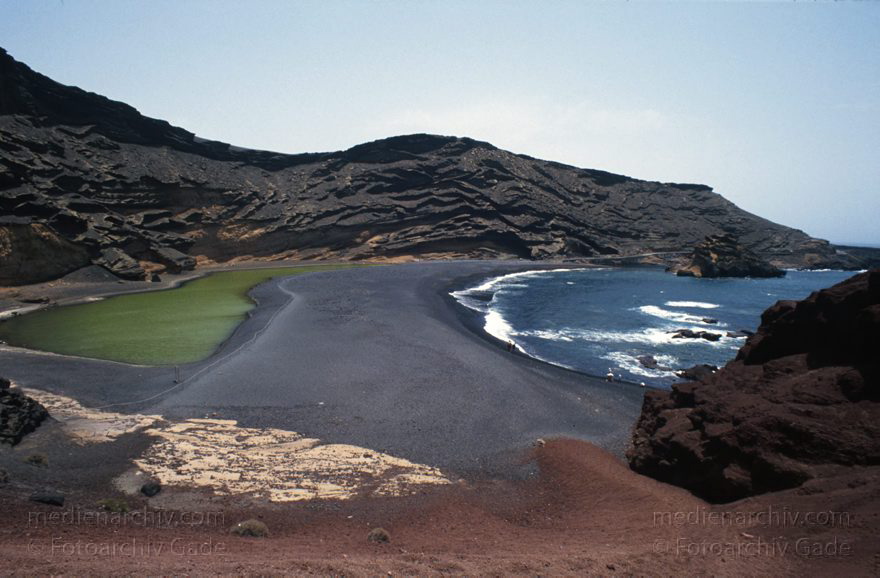 Lanzarote. Famara. El Golfo. Grüne Lagune
Juli 1994. Spanien. Kanarische Inseln. Lanzarote. Famara. El Golfo. Grüne Lagune an der Küste.  Meer. Atlantik
Schlüsselwörter: 1994;Atlantik;Canary Islands;El Golfo;Espana;Famara;Islas Canarias;Kanarische Inseln;Lagune;Lanzarote;Meer;Spain;Spanien
