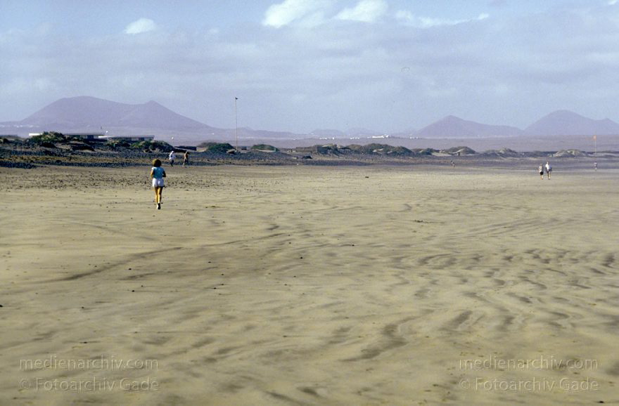 Lanzarote. Famara. Küste. Meer. Strand
November 1993. Spanien. Kanarische Inseln. Lanzarote. Famara. Berge. Küste. Meer. Atlantik. Strand
Schlüsselwörter: 1993;Atlantik;Canary Islands;Espana;Famara;Islas Canarias;Kanarische Inseln;Küste;Lanzarote;Meer;Spain;Spanien;Strand