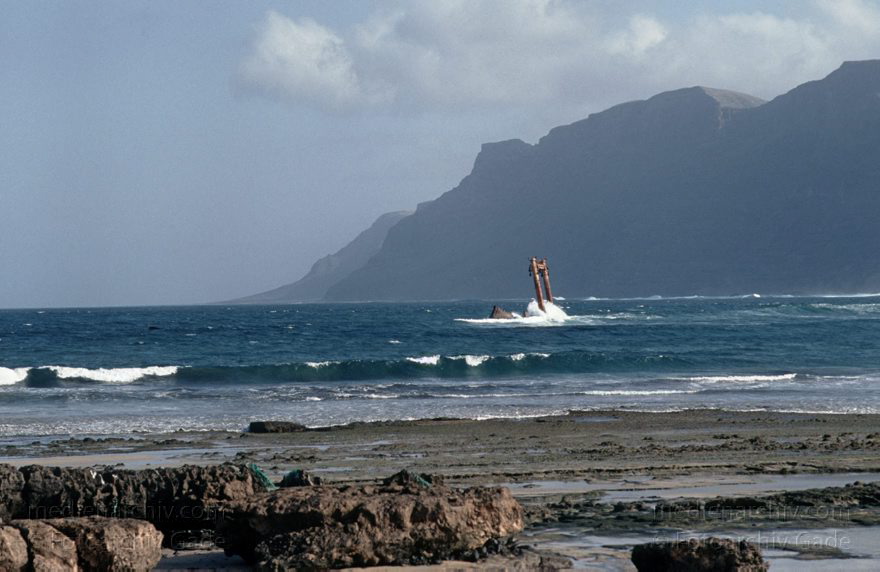 Lanzarote. Famara. Küste. Meer. Atlantik
November 1993. Spanien. Kanarische Inseln. Lanzarote. Famara. Berge. Küste. Meer. Atlantik - Wrack bei La Caleta
Schlüsselwörter: 1993;Atlantik;Canary Islands;Espana;Famara;Islas Canarias;Kanarische Inseln;Küste;Lanzarote;Meer;Schiffe;Spain;Spanien;Wrack