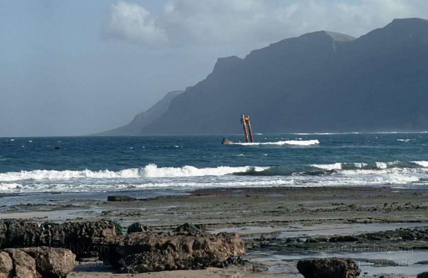 Lanzarote. Famara. Küste. Meer. Atlantik
November 1993. Spanien. Kanarische Inseln. Lanzarote. Famara. Berge. Küste. Meer. Atlantik - Wrack bei La Caleta
Schlüsselwörter: 1993;Atlantik;Canary Islands;Espana;Famara;Islas Canarias;Kanarische Inseln;Küste;Lanzarote;Meer;Schiffe;Spain;Spanien;Wrack