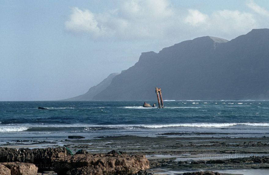 Lanzarote. Famara. Küste. Meer. Atlantik
November 1993. Spanien. Kanarische Inseln. Lanzarote. Famara. Berge. Küste. Meer. Atlantik - Wrack bei La Caleta
Schlüsselwörter: 1993;Atlantik;Canary Islands;Espana;Famara;Islas Canarias;Kanarische Inseln;Küste;Lanzarote;Meer;Schiffe;Spain;Spanien;Wrack