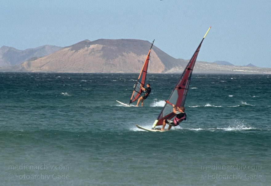 Lanzarote. Famara. Küste. Meer. Windsurfer. Segeln
November 1994. Spanien. Kanarische Inseln. Lanzarote. Famara. Küste. Meer. Atlantik. Windsurfer. Segeln. Hinten - Insel La Graciosa
Schlüsselwörter: 1994;Atlantik;Canary Islands;Espana;Famara;Islas Canarias;Kanarische Inseln;Küste;La Graciosa;Lanzarote;Meer;Segeln;Spain;Spanien;Windsurfer