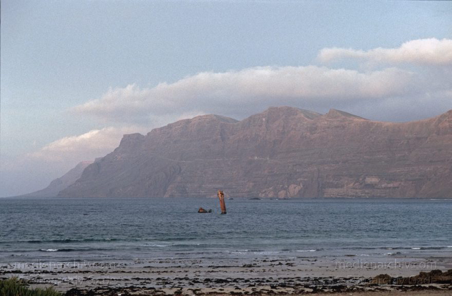 Lanzarote. Famara. Küste. Meer. Atlantik
November 1994. Spanien. Kanarische Inseln. Lanzarote. Famara. Küste. Meer. Atlantik
Schlüsselwörter: 1994;Atlantik;Canary Islands;Espana;Famara;Islas Canarias;Kanarische Inseln;Küste;Lanzarote;Meer;Spain;Spanien