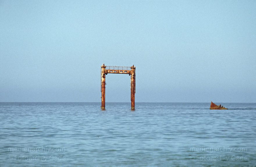 Lanzarote. Famara. Küste. Meer.  Wrack vor der Küste bei La Caleta de Famara
November 1994. Spanien. Kanarische Inseln. Lanzarote. Famara. Küste. Meer. Atlantik.  Wrack vor der Küste bei La Caleta de Famara. Es ist fast schon ein Wahrzeichen.
Schlüsselwörter: 1994;Atlantik;Canary Islands;Espana;Famara;Islas Canarias;Kanarische Inseln;Küste;Lanzarote;Meer;Schiffe;Spain;Spanien;Wrack
