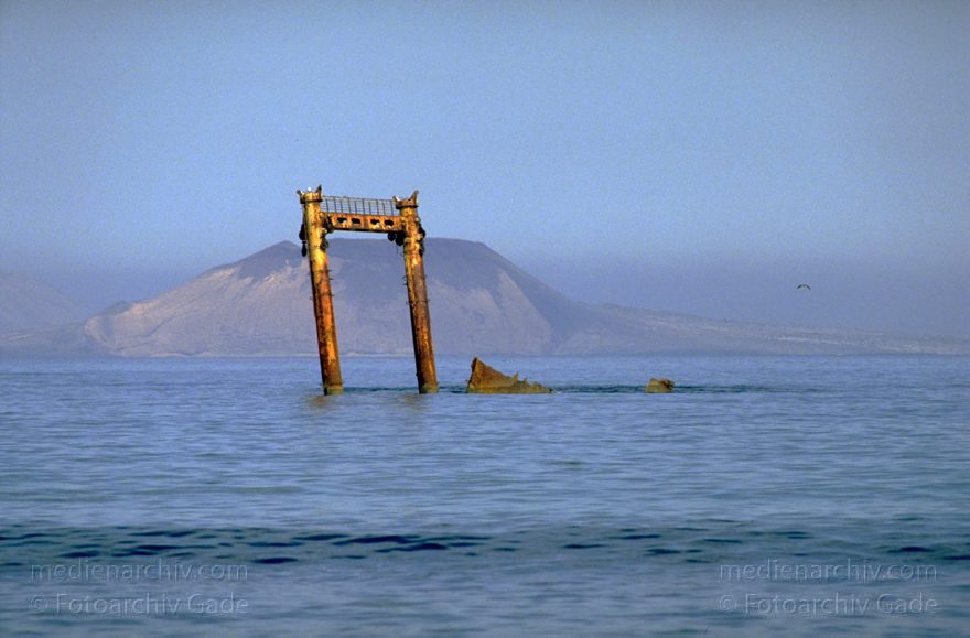 Lanzarote. Famara. Küste. Meer.  Wrack vor der Küste bei La Caleta de Famara
November 1994. Spanien. Kanarische Inseln. Lanzarote. Famara. Küste. Meer. Atlantik.  Wrack vor der Küste bei La Caleta de Famara. Es ist fast schon ein Wahrzeichen. Im Hintergrund liegt die Insel La Graciosa.
Schlüsselwörter: 1994;Atlantik;Canary Islands;Espana;Famara;Islas Canarias;Kanarische Inseln;Küste;La Graciosa;Lanzarote;Meer;Schiffe;Spain;Spanien;Wrack