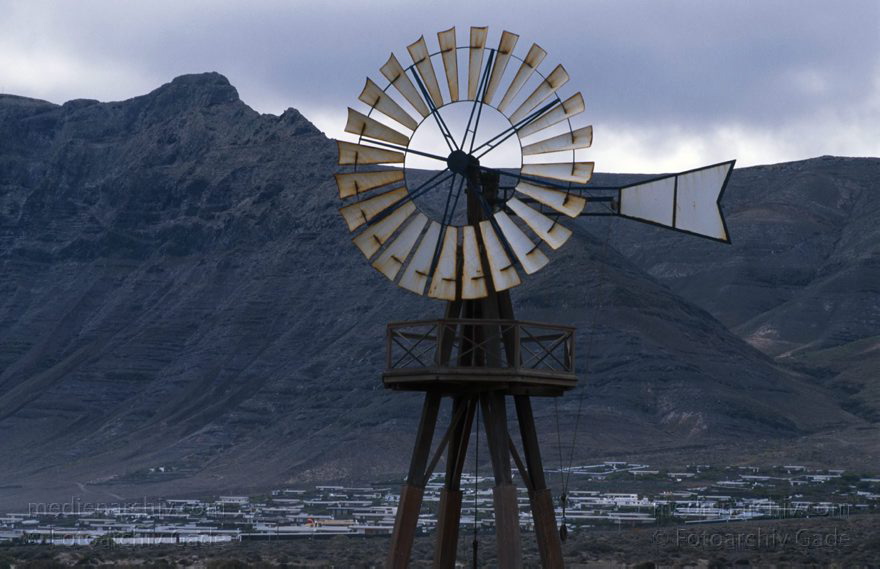 Lanzarote. Famara. Berge. Mühle zum Fördern von Wasser zum Wäsche waschen.
April 1995. Spanien. Kanarische Inseln. Lanzarote. Famara. Berge. Windmühle zum Fördern von Wasser zum Wäsche waschen.
Schlüsselwörter: 1995;Canary Islands;Espana;Famara;Islas Canarias;Kanarische Inseln;Lanzarote;Spain;Spanien;Windmühle