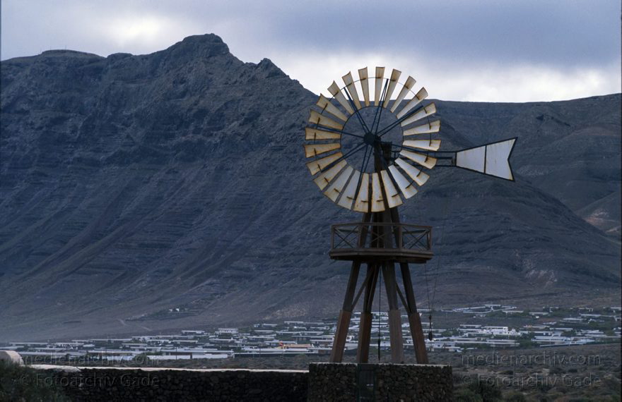 Lanzarote. Famara. Berge. Mühle zum Fördern von Wasser zum Wäsche waschen.
April 1995. Spanien. Kanarische Inseln. Lanzarote. Famara. Berge. Windmühle zum Fördern von Wasser zum Wäsche waschen.
Schlüsselwörter: 1995;Canary Islands;Espana;Famara;Islas Canarias;Kanarische Inseln;Lanzarote;Spain;Spanien;Windmühle