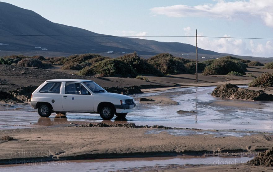 Lanzarote. Famara. Bei La Caleta nach einem heftigen Regenguß
November 1995. Spanien. Kanarische Inseln. Lanzarote. Famara. Bei La Caleta nach einem heftigen Regenguß. Im Sand haben sich Bäche entwickelt, die nur kurze Zeit Wasser führen.
Schlüsselwörter: 1995;Canary Islands;Espana;Famara;Islas Canarias;Kanarische Inseln;Lanzarote;Regen;Spain;Spanien