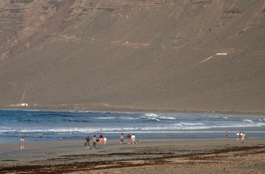 Lanzarote. Famara. Küste. Meer. Strand
Dezember 1996. Spanien. Kanarische Inseln. Lanzarote. Famara. Küste. Meer. Atlantik. Strand
Schlüsselwörter: 1996;Atlantik;Canary Islands;Espana;Famara;Islas Canarias;Kanarische Inseln;Küste;Lanzarote;Meer;Spain;Spanien