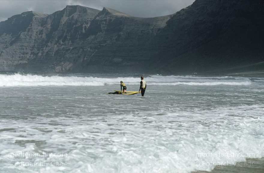 Lanzarote. Famara. Küste. Meer. Strand. Surfer. Wellenreiter
Dezember 1996. Spanien. Kanarische Inseln. Lanzarote. Famara. Küste. Meer. Atlantik. Strand. Surfer. Wellenreiter
Schlüsselwörter: 1996;Atlantik;Canary Islands;Espana;Famara;Islas Canarias;Kanarische Inseln;Küste;Lanzarote;Meer;Spain;Spanien;Surfer;Wellenreiter