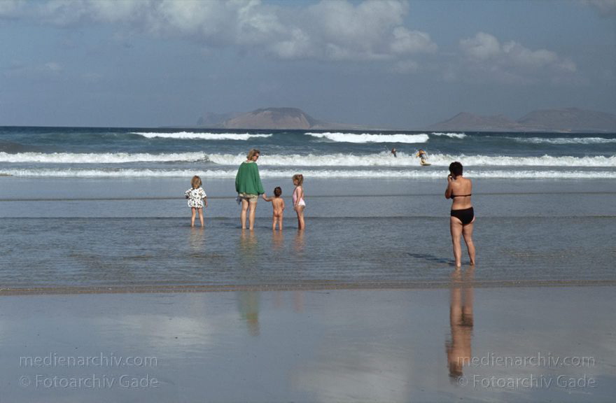Lanzarote. Famara. Küste. Meer. Strand
Dezember 1996. Spanien. Kanarische Inseln. Lanzarote. Famara. Küste. Meer. Atlantik. Strand. Wellen. Baden. Hinten - Insel La Graciosa
Schlüsselwörter: 1996;Atlantik;Baden;Canary Islands;Espana;Famara;Islas Canarias;Kanarische Inseln;Küste;La Graciosa;Lanzarote;Meer;Spain;Spanien;Wellen
