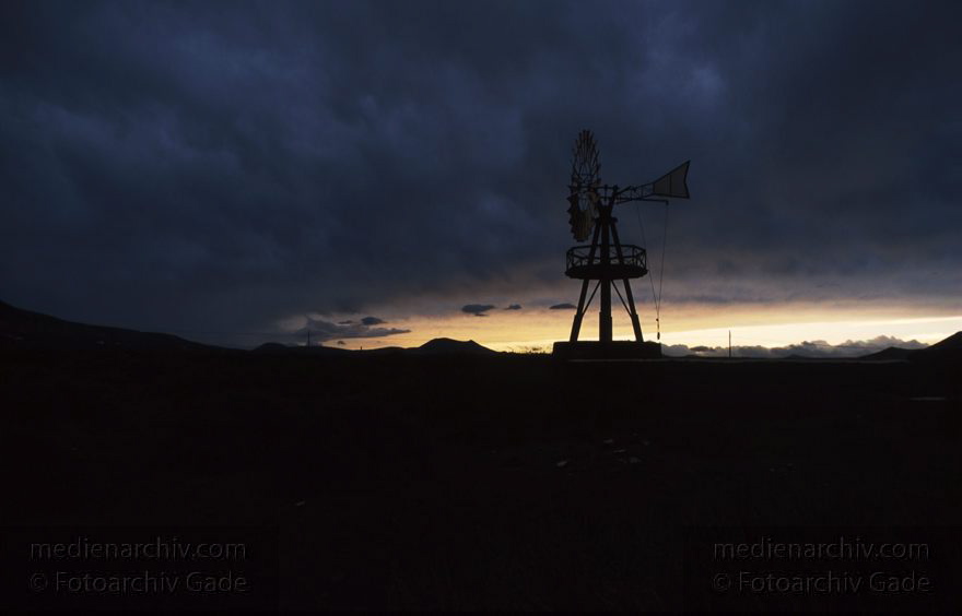 Lanzarote. Famara. Berge. Mühle zum Fördern von Wasser zum Wäsche waschen.
Dezember 1996. Spanien. Kanarische Inseln. Lanzarote. Famara. Berge. Windmühle zum Fördern von Wasser zum Wäsche waschen.
Schlüsselwörter: 1996;Canary Islands;Espana;Famara;Islas Canarias;Kanarische Inseln;Lanzarote;Spain;Spanien;Windmühle