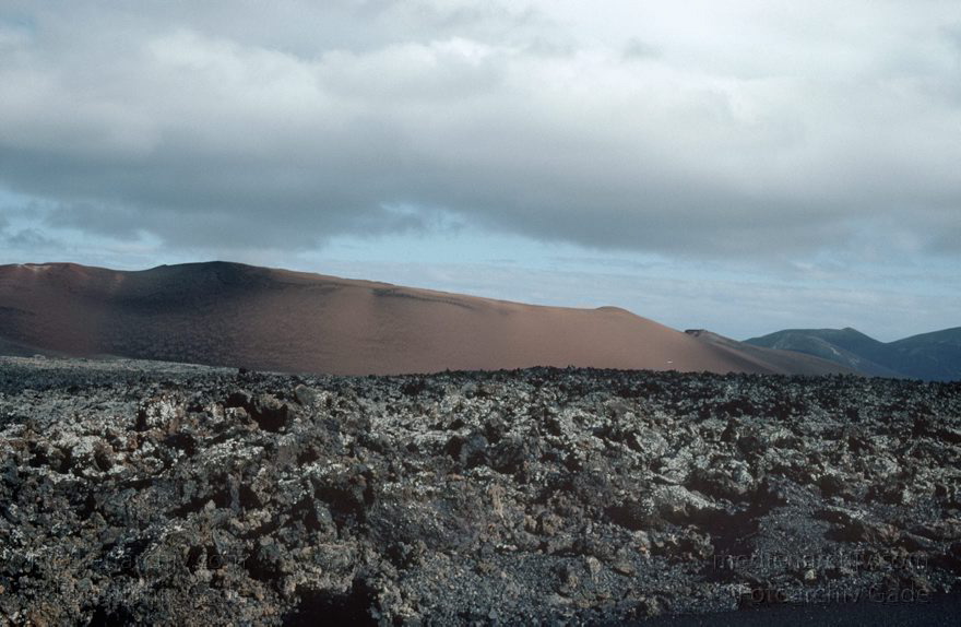 Lanzarote. Feuerberge. Nationalpark Timanfaya - Montañas del Fuego
1991. Lanzarote. Kanarische Inseln. Spanien. Feuerberge - Nationalpark Timanfaya. Vulkane. Lava.  Montañas del Fuego - Parque Nacional de Timanfaya - Spain. Canary Islands. Timanfaya National Park - Espana. Islas Canarias.
Schlüsselwörter: 1991;Canary Islands;Feuerberge;Islas Canarias;Kanarische Inseln;Lanzarote;Lava;Montañas del Fuego;Nationalpark Timanfaya;Parque Nacional de Timanfaya;Spain;Spanien;Vulkane